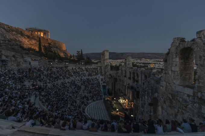 Nadzor turističnih množic in zaščito spomenikov nameravajo Grki z Akropole – lani poleti se je nanjo vsakodnevno povzpelo več kot 20 tisoč turistov – razširiti še na druge arheološke znamenitosti. | Foto: Guliverimage