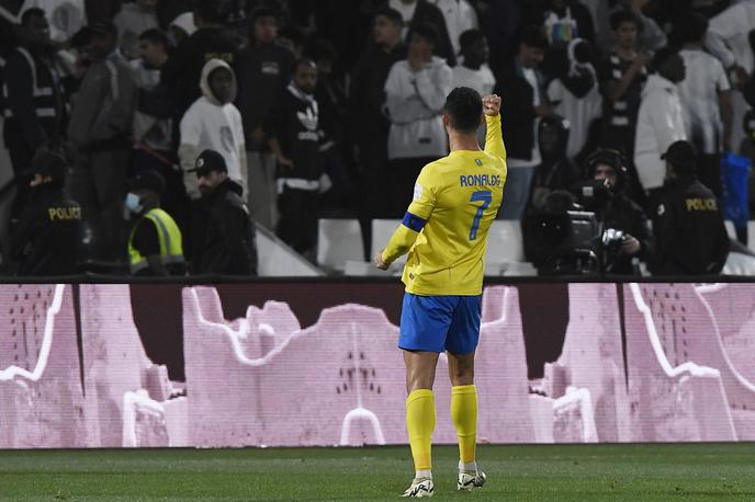 Cristiano Ronaldo | Nogometni zvezdnik Cristiano Ronaldo je z nespodobno gesto razburil navijače Lionela Messija.  | Foto Reuters