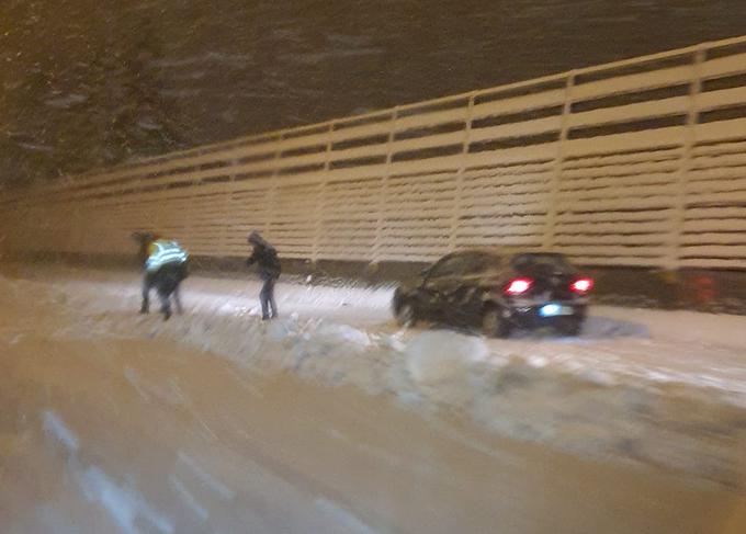 Nevarni jutranji prizori z avtoceste. Vozniki so izstopili iz avtomobila in odstranjevali nanos snega. | Foto: Blaž Vonča