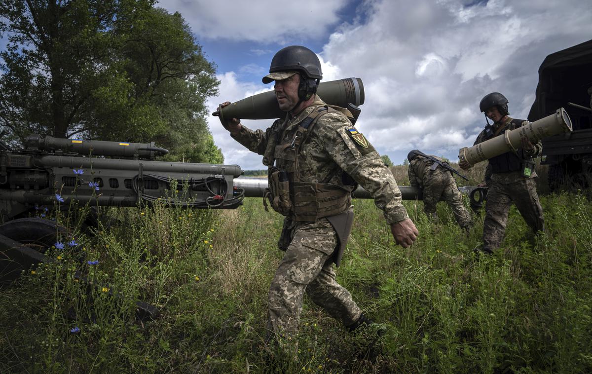 Ukrajina, vojaki | Zbrana sredstva bodo predvidoma namenili češki pobudi za nabavo 800 tisoč topniških izstrelkov za Ukrajino iz držav zunaj EU. Slovaška vlada se pobudi, ki trenutno vključuje 20 držav, ne bo pridružila. | Foto Guliverimage