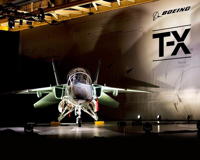 Boeing zagotavlja, da bo z novim šolskim letalom T-X mogoče vaditi vse faze usposabljanja vojaškega pilota, vključno z naprednim treningom na tleh, ki bo omogočal natančne analize, uporabo simulatorja ...  | Foto: Boeing