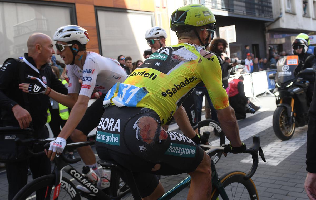 Primož Roglič, Baskija 2024 | Primož Roglič je na Dirki po Baskiji padel že v tretji etapi, pa nato le ubranil rumeno majico vodilnega, v četrtek pa je po novem grozljivem padcu odstopil. | Foto Guliverimage