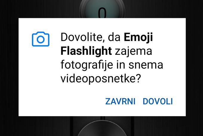 Buzzfeed News je izpostavil še eno aplikacijo-svetilko in sicer Emoji Flashlight, ki je prej zahtevala kar 30 različnih dovoljenj, a jo je razvijalec Apus Apps v vmesnem času spremenil tako, da zdaj zahteva samo še enega.  | Foto: Matic Tomšič