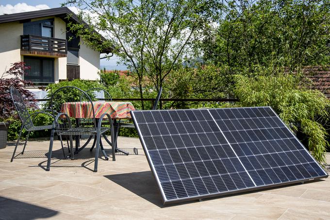 Mikro sončno elektrarno lahko postavite tudi na teraso. | Foto: Ana Kovač