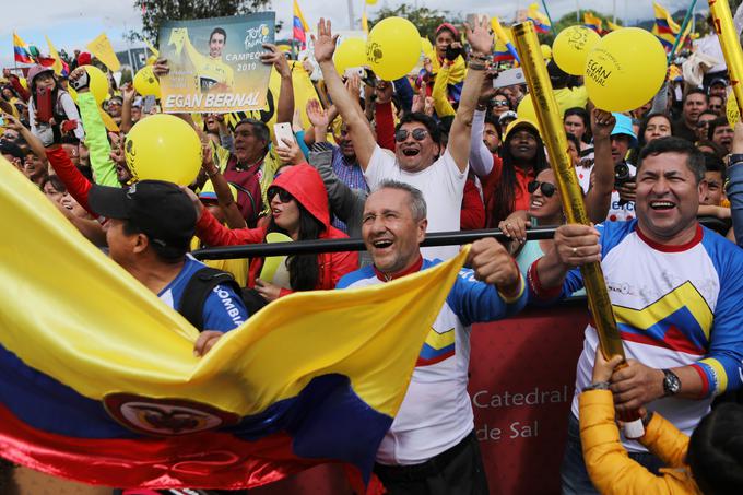 Veselje Kolumbijcev, ki slavijo prvo zmago njihovega kolesarja na Touru. | Foto: Reuters