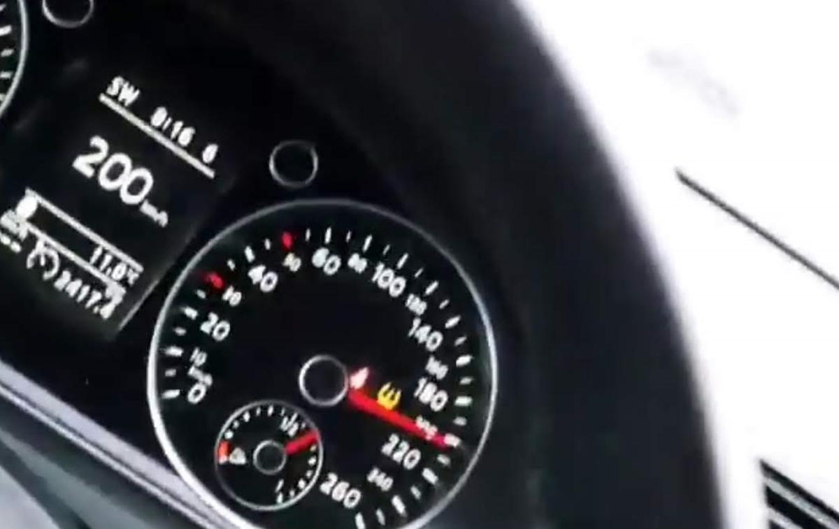 200 na uro, prekoračena hitrost | 26-letni Hrvat je po dolenjski avtocesti vozil 220 kilometrov na uro.  | Foto Matic Tomšič / Posnetek zaslona