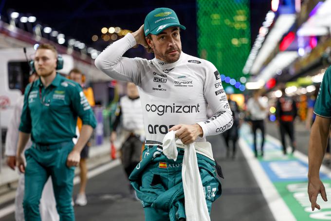 Fernando Alonso je na lanskoletni dirki v Džedi prejel desetsekundno kazen, ker so mehaniki na postanku v boksih posegli v stoječi dirkalnik, kar ni dovoljeno med prestajanjem časovne kazni. | Foto: AP / Guliverimage