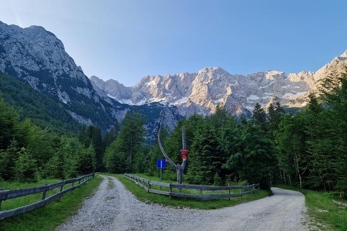 Jezersko Goli vrh | V nastanitvenih obratih v gorskih občinah je bilo 34 odstotkov vseh prenočitev, največ v občini Bled (na fotografiji je Goli vrh nad Jezerskim). | Foto Matej Podgoršek