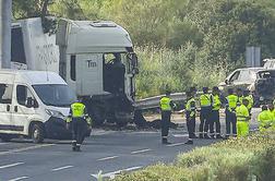 Tovornjak trčil v policijsko nadzorno točko v Španiji, umrlo šest ljudi