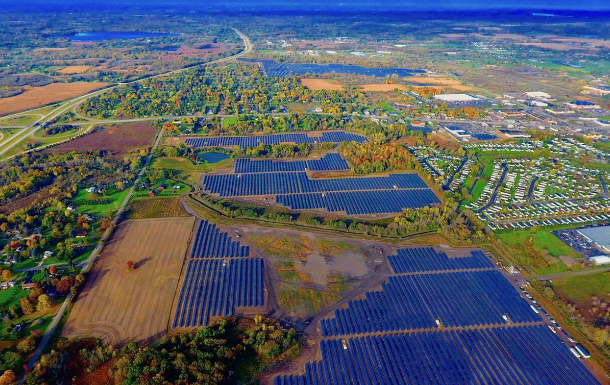 solarni paneli, Michigan | V ameriški zvezni državi Michigan si zelo prizadevajo zmanjšati odvisnost od premoga in ga intenzivno nadomeščajo z obnovljivimi viri energije. Na fotografiji: solarni paneli v okrožju Lapeer, severno od Detroita. | Foto FPC
