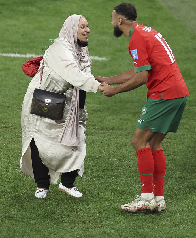 Nogometaš Maroka Sofiane Boufal se s svojo mamo veseli zmage nad Portugalsko (1:0) in napredovanja v polfinale. | Foto: Maja Hitij - FIFA/FIFA via Getty Images