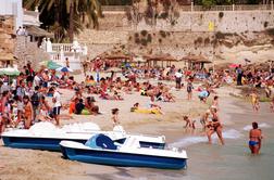 Nenavadna poročila iz Španije: turiste napadajo majhne agresivne ribe