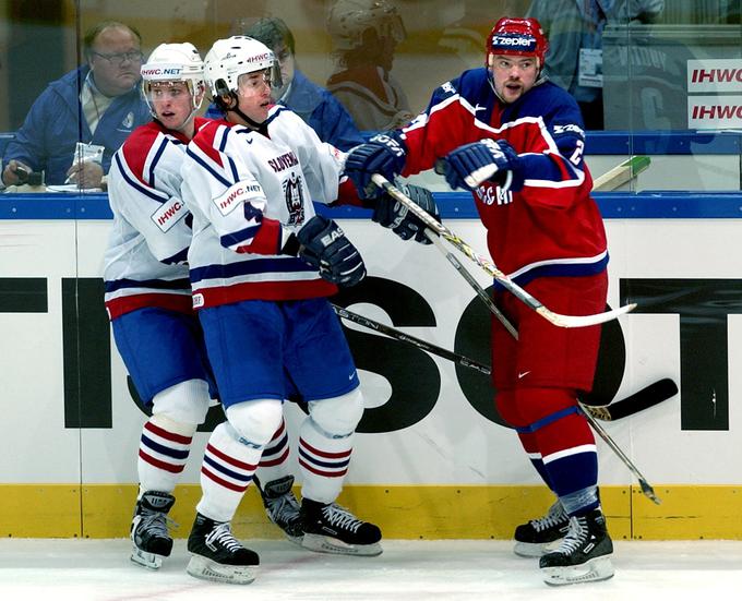 Na prvi tekmi svetovnega prvenstva elitne divizije, leta 2002 na Švedskem jo rise z 8:1 premagali Rusi. | Foto: Reuters