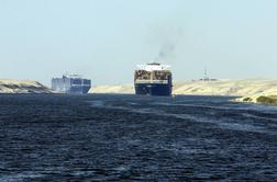 Promet v Sueškem prekopu za kratek čas ovirala nasedla ladja