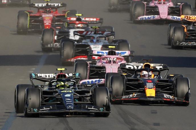 Melbourne štart Lewis Hamilton Max Verstappen | Na drugem štartu je Hamilton še zadržal za sabo Verstappna, a ga je Nizozemec nekaj krogov pozneje prehitel. | Foto Guliver Image