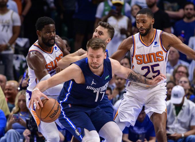 Luka Dončić in soigralci Dallas Mavericks bodo novo sezono odprli 19. oktobra na gostovanju pri Phoenix Suns. | Foto: Reuters