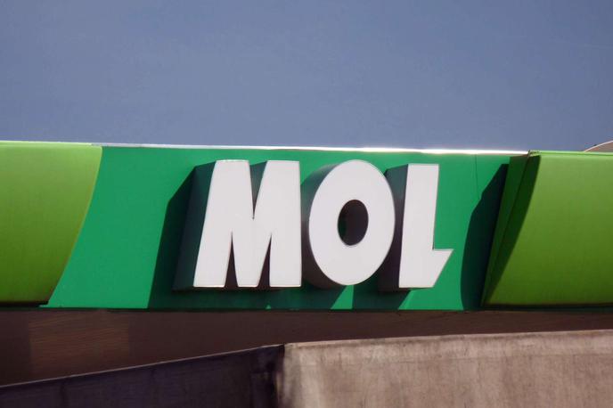 Bencinska črpalka MOL | Mol je pogodbo o nakupu 92,25-odstotnega deleža v družbi OMV Slovenija, v kateri že ima 7,75-odstotni delež, podpisal junija lani. | Foto STA