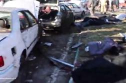 Eksplozija na pokopališču: ubitih več kot 100 ljudi. Množice blokirajo cesto. #video