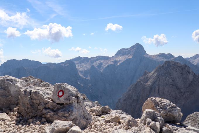 Pogled z vrha proti Triglavu. Kliknite na fotografije, da jih povečate. | Foto: Matej Podgoršek