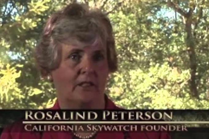 Rosalind Peterson je danes v pokoju, delala pa je na področju kmetijstva. Njen poklic je bilo ocenjevanje škode na kmetijskih površinah, ki je nastala zaradi onesnaženja ali vremenskih dejavnikov.  | Foto: YouTube