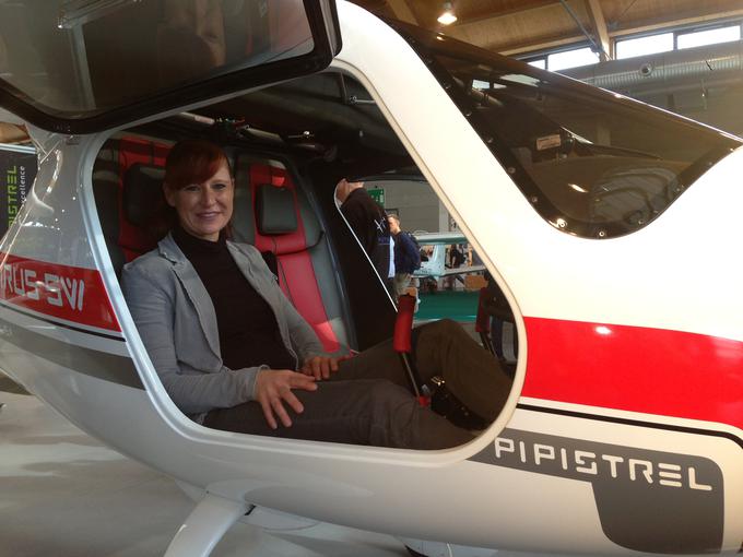 Melanie Demelius, naročnica četrtega naslednjega virusa (na fotografiji), je pilotka letala Airbus 380 in že ima eno Pipistrelovo ultralahko letalo. | Foto: arhiv Pipistrela