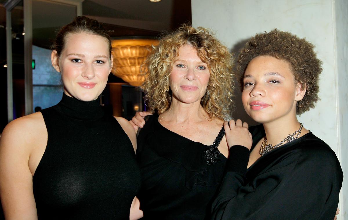 Spielberg | Mikaela Spielberg (desno) z mamo Kate Capshaw (v sredini) in sestro Destry (levo). | Foto Getty Images