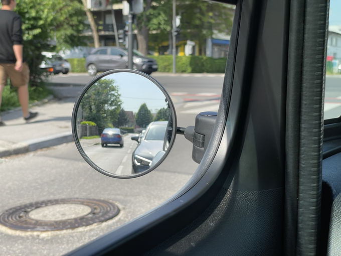 Stranska ogledala ima, vzvratnega ne. | Foto: Gregor Pavšič