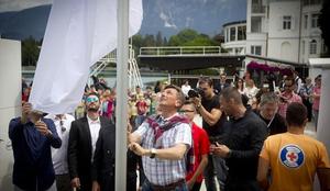 Pahor dvignil belo zastavo