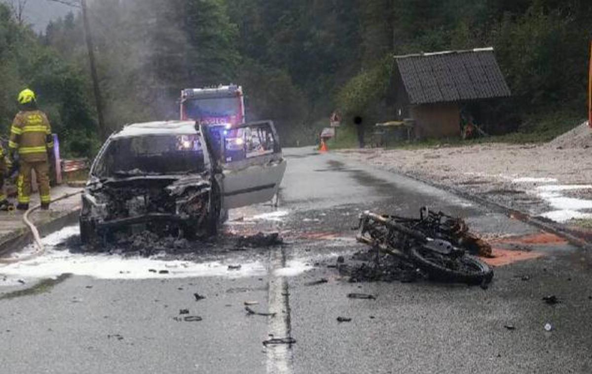 zgorela | V nesreči v Kokri sta zgoreli obe vozili. | Foto policija