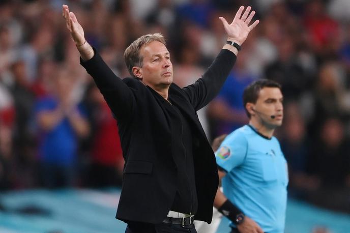 Danska Anglija | Danski selektor Kasper Hjulmand po porazu ni skrival razočaranja zaradi dosojenega kazenskega udarca za Anglijo, a tudi tega, da sta bili le nekaj sekund pred tem na igrišču dve žogi. | Foto Reuters