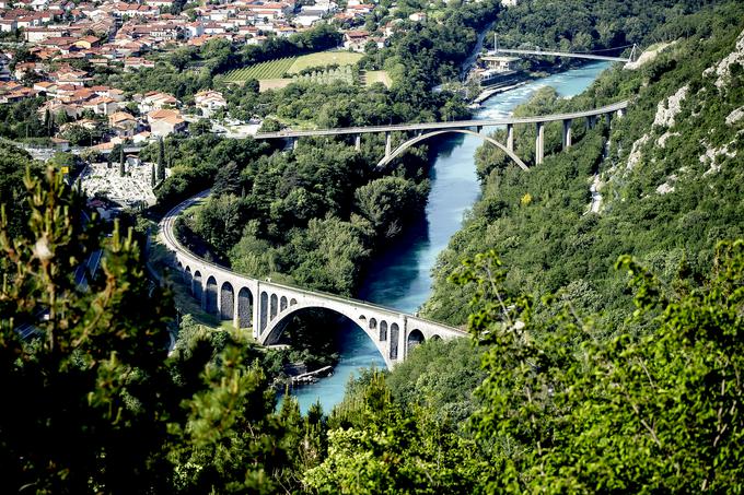 Pogled na železniški most, ki pri Solkanu preči Sočo. Most vse od odprtja leta 1905 pa do danes velja za most z največjim lokom iz obdelanega kamna na svetu.  | Foto: Ana Kovač
