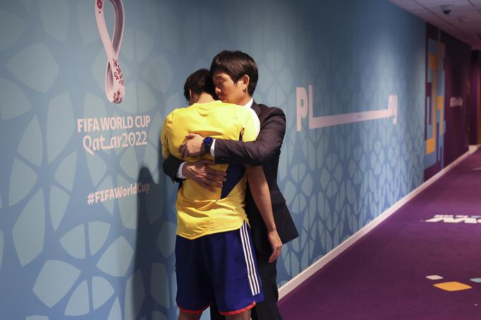 Japonski selektor Hajime Moriyasu tolaži japonskega nogometaša po porazu proti Hrvaški.   | Foto: Maja Hitij - FIFA/FIFA via Getty Images