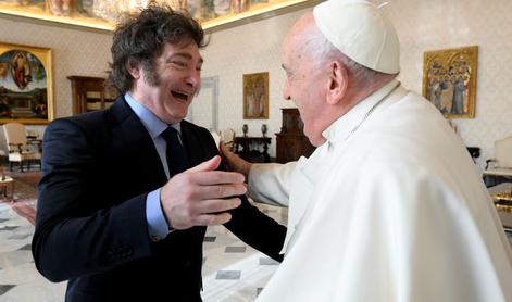 Papež argentinskega predsednika sprejel na zasebni avdienci, ta mu je podaril piškote #video #foto
