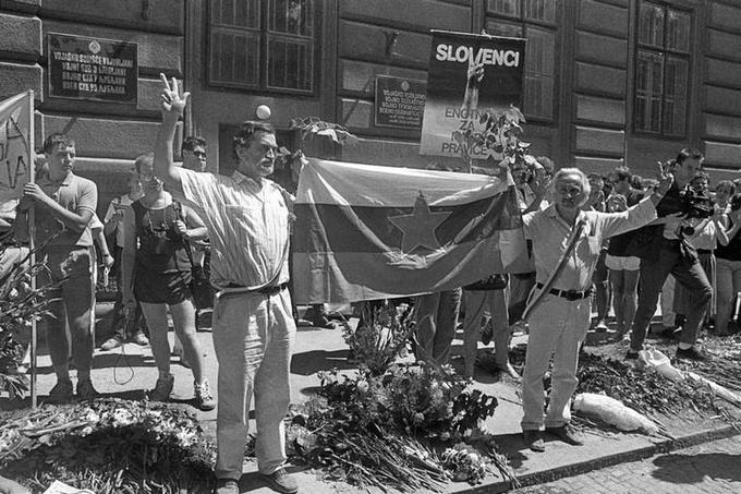 V podporo četverici JBTZ je bil 21. junija na nabito polnem Kongresnem trgu v Ljubljani velik shod. Vsakodnevni shodi pa so bili tudi pred vojaškim sodiščem na Roški (na fotografiji) v času sojenja četverici med 18. in 27. julijem 1988. | Foto: Tone Stojko