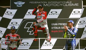 Lorenzo prvič zmagal na Ducatiju, Rossi na stopničkah, zajec ušel smrti #video