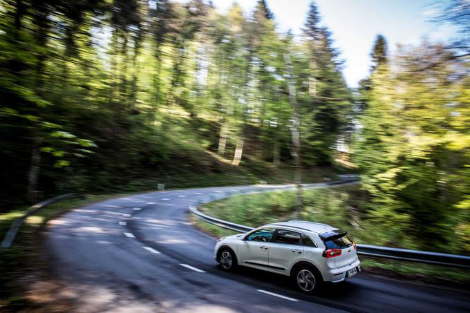 Dobri občutki na asfaltu bi bili še boljši na letnih gumah, tudi hrupa v kabini bi bilo manj, čeprav se ga je pri 134 kilometrih na uro (130 po GPS) še dalo prenašati. | Foto: Vid Ponikvar