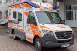 Slovenija Ukrajini predala reševalno vozilo za prevoz novorojenčkov in nedonošenčkov