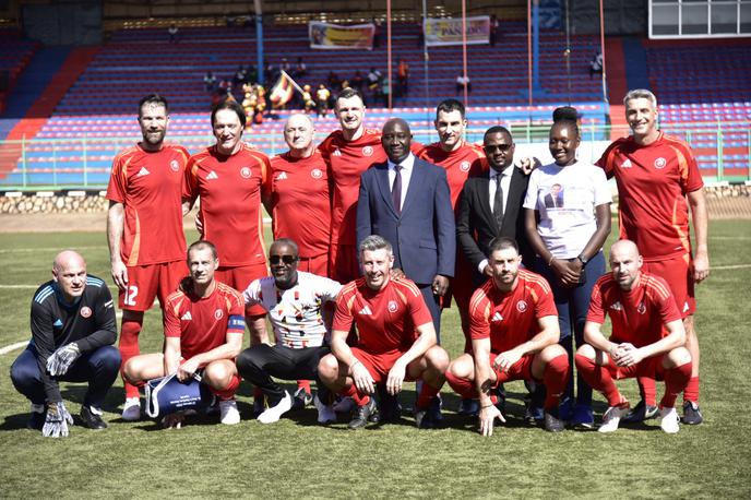Čeferin Uganda | Aleksander Čeferin je s slovenskimi nogometnimi legendami nastopil na dobrodelni tekmi v Ugandi.  | Foto X/Parlament Ugande