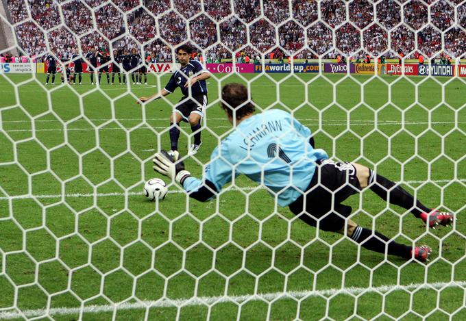 V četrtfinalu so jo Nemci ponovno zagodli Argentini. Tako kot v finalu SP 1990 je bila za gavče znova usodna bela točka. Dvoboj v Berlinu se je končal brez zmagovalca (1:1), junak gostiteljev pa je bil takratni vratar Arsenala Jens Lehmann. | Foto: Guliverimage/Getty Images