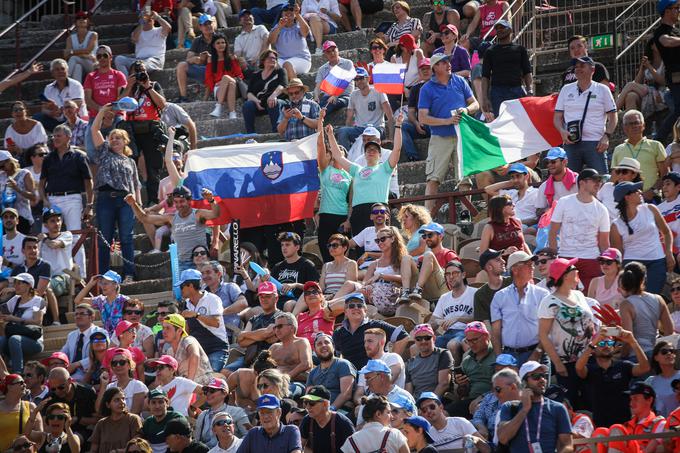 Zaradi Rogličevih predstav na letošnjem Giru so Italijo maja obiskali številni slovenski navijači. | Foto: Anže Malovrh/STA