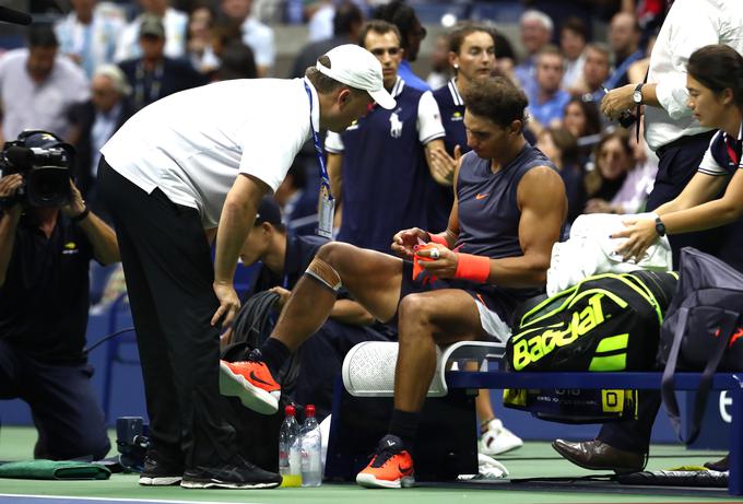 Rafael Nadal je po vodstvu Argentinca z 2:0 predal dvoboj. Vzrok - poškodba kolena. | Foto: Getty Images