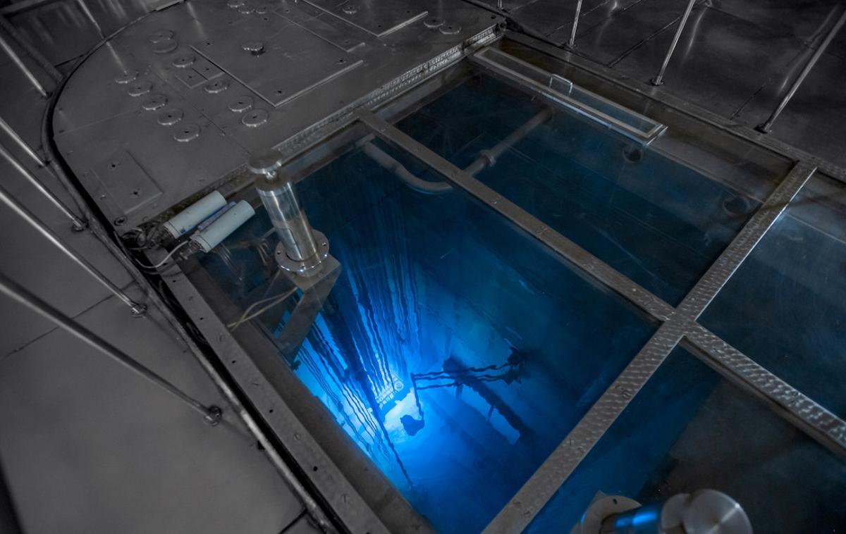 Jedrski reaktor | Soj modre svetlobe v jedru jedrskega reaktorja, ki ga povzroča tako imenovani pojav Čerenkova. | Foto Shutterstock
