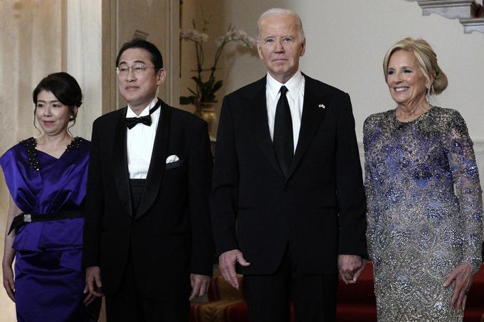 Japonski premier Fumio Kišida z ženo Juko Kišida in ameriški predsednik Joe Biden z ženo Jill Biden, ki sta bila gostitelja večera. | Foto: Profimedia