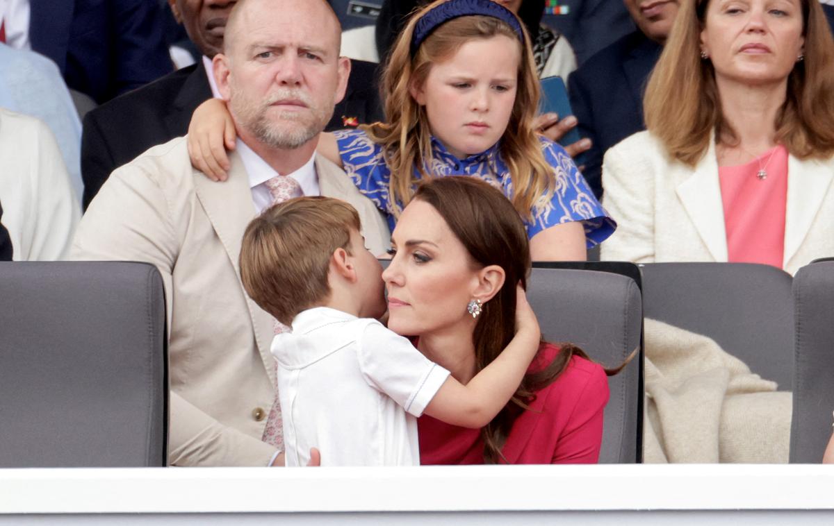 princ Louis | Ne le Kate Middleton, polne roke dela z razposajenimi otroki je imel tudi Mike Tindall (na fotografiji zadaj), mož najstarejše kraljičine vnukinje. | Foto Reuters