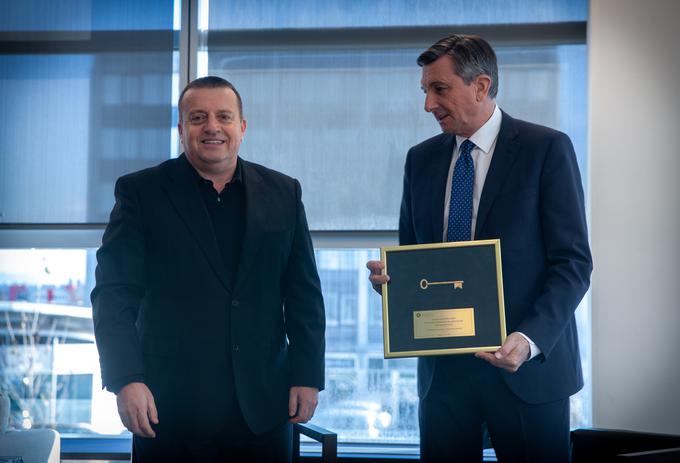"Gospodu Pečečniku in ostalim, s katerimi sem se v zadnjem času slišal, sem povedal, da sem jim na razpolago, če menijo, da bi jim lahko moja znanja ali poznanstva prišla prav," je ob prevzemu zlatega ključa SBC povedal nekdanji predsednik Borut Pahor. | Foto: Kostantin Janev