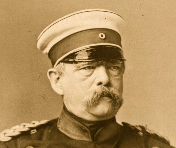 Von Caprivi je na položaju nemškega kanclerja zamenjal slovitega železnega kanclerja Otta von Bismarcka (na fotografiji). | Foto: Getty Images