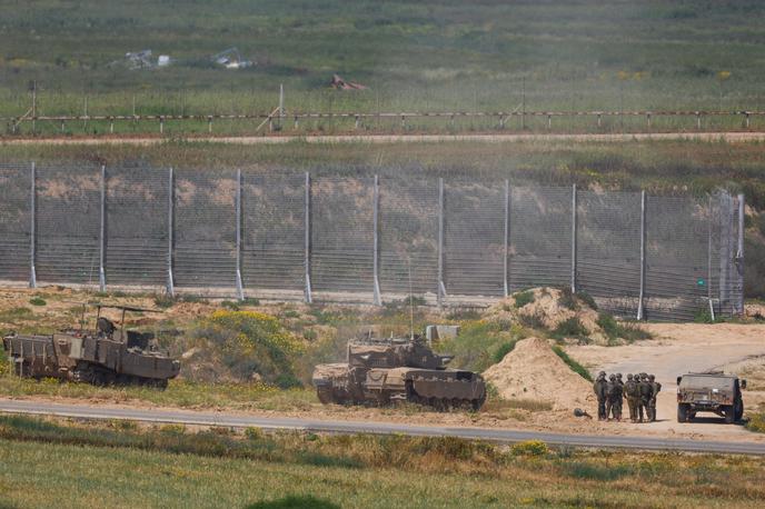 izraelska vojska | Po navedbah dpa ni jasno, kaj izraelski umik z juga Gaze pomeni za nadaljevanje izraelske strategije obstreljevanja Gaze, niti ni jasno, kako bo umik vplival na morebitno izraelsko ofenzivo na mesto Rafa, kamor se je zateklo okoli milijon in pol notranje razseljenih Palestincev. | Foto Reuters