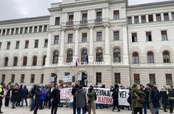 Protest pred ljubljanskim sodiščem zaradi primera množičnega posilstva