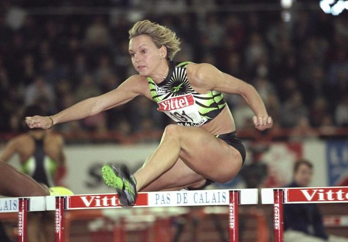 Svetlolaso Ljubljančanko, ki se je rodila 21. maja 1970, je doletela posebna čast. Postala je prva Slovenka, ki je v obdobju državne samostojnosti stopila na zmagovalni oder na poletnih olimpijskih igrah. V Atlanti je leta 1996 v teku na sto metrov z ovirami osvojila srebrno medaljo in postavila državni rekord (12,59 sekunde), ki je po dveh desetletjih še vedno nedotakljiv. Senzacionalen naslov olimpijske prvakinje ji je spolzel iz rok v zadnjih metrih, ko jo je prehitela Rusinja s švedskim potnim listom Ljudmila Engquist. Bukovčeva je bila dolga leta paradni konj slovenske atletike. Poslovila se je leta 1999, danes pa bogato znanje v kraljici športov prenaša mlajšim rodovom. | Foto: Guliverimage/Getty Images