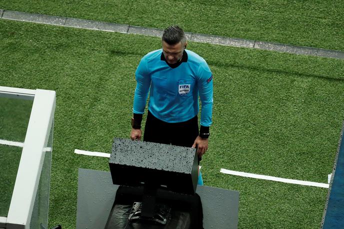 Damir Skomina | Damir Skomina ob ogledovanju posnetkov, po katerem je pokazal na enajstmetrovko za Manchester United. | Foto Reuters